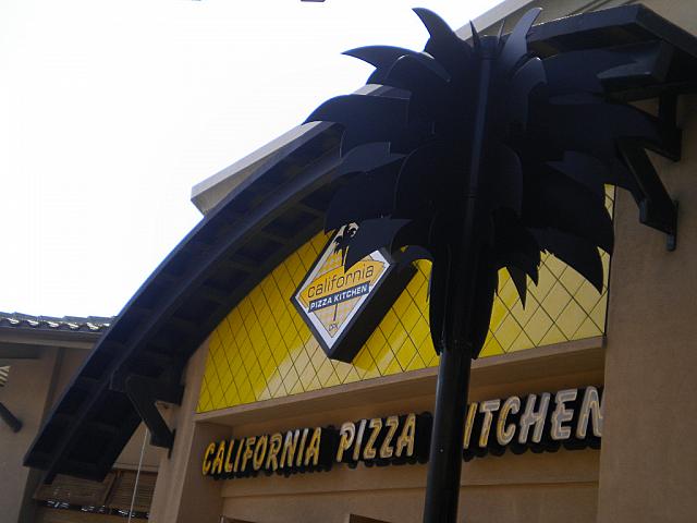 アメリカンなピザはもちろんエスニック系も美味しい人気のピザレストラン。