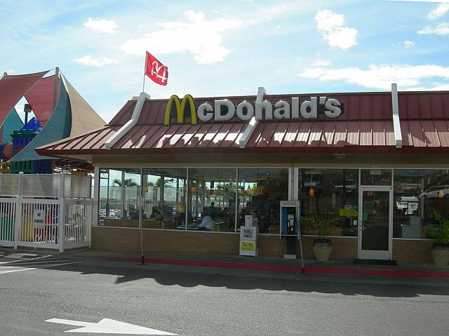 いつでもどこでも手軽にハンバーガー。ファストフードの基本です。