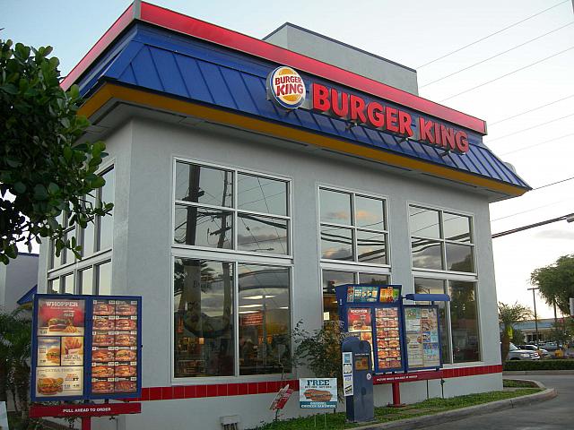 マクドナルドと並ぶファストフード・チェーンの殿堂。炭火テイストのバーガーが売りです。