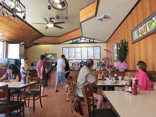 ウィンドワード地区のカネオヘに本店を置く朝食＆ランチレストランの新店舗がカイムキの中心地に2011年5月オープン！