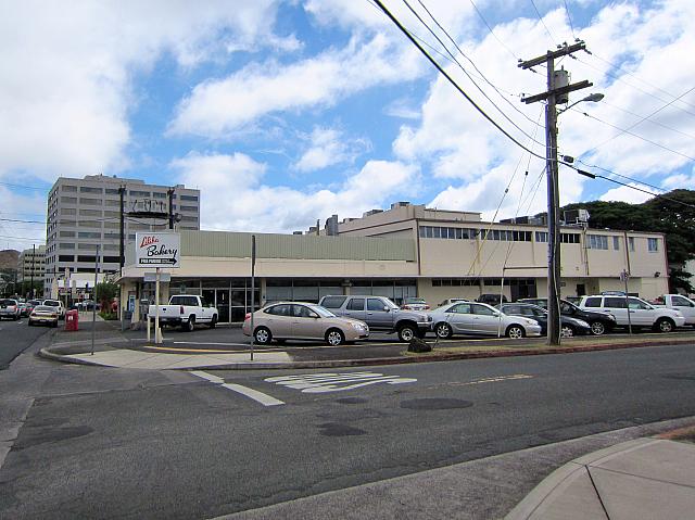 創業は1950年。名物スイーツ「ココパフ」はロコの手土産や差し入れの定番中の定番。24時間営業の併設ダイナーも人気です。