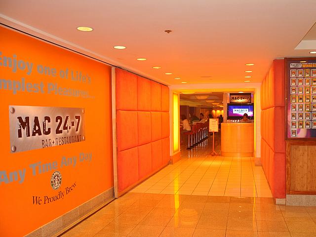 モダンでオシャレな２４時間オープンのレストラン