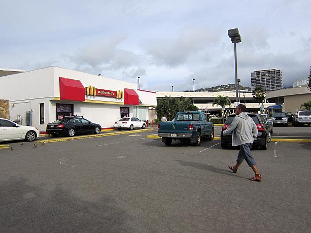 カハラ・モールに隣接した立地が便利なカハラ店。日本とは違うハワイならではのメニューや、ハングルースな雰囲気を味わってみて。