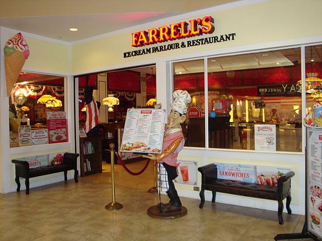 アメリカのオールドファッションなアイスクリーム・パーラーで、お食事はいかが？昔のスタイルに囲まれて何だか懐かしい感じ。