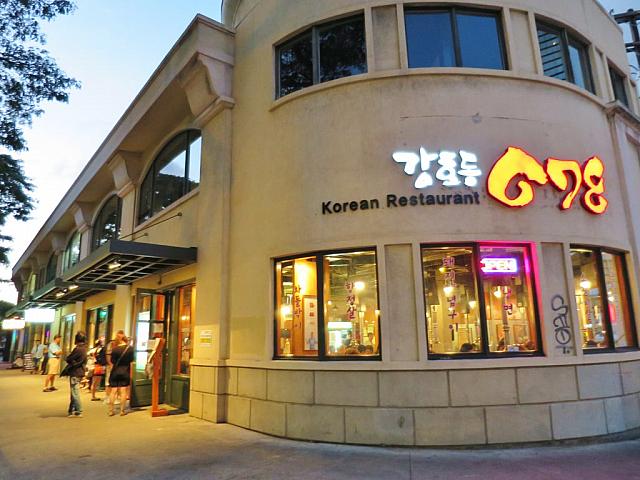 行列のできる人気韓国焼肉店