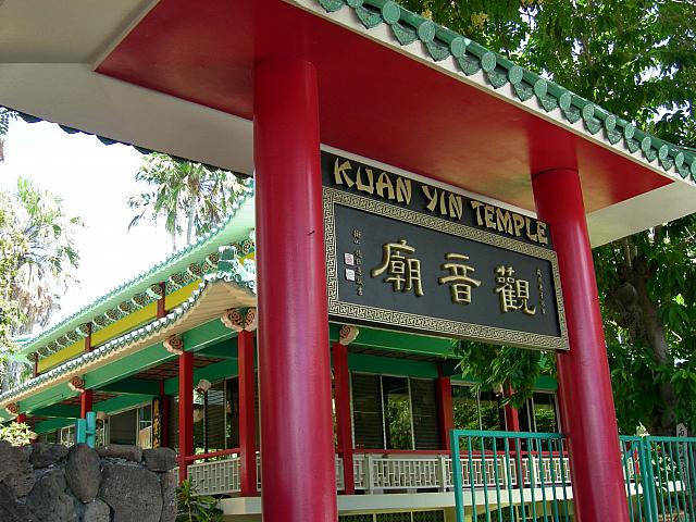 思わず目をひく、鮮やかな色彩のお寺。