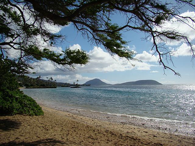 ザ カハラホテル＆リゾートと砂浜続きの地元民御用達ビーチ。