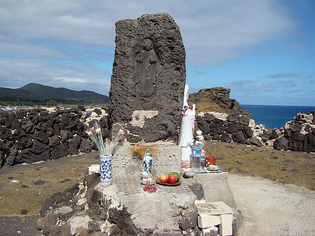 釣り人の安全と水難事故防止を願って祀られた、ハロナ潮吹き岩のすぐ近くにひっそりとたたずむお地蔵さま。