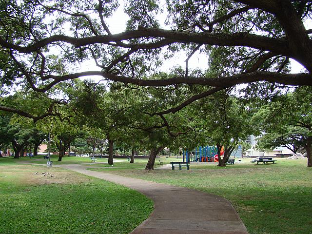 ベーブ・ルースがプレイし、ジョー・ディマジオが場外ホームランを放ち、エルビス・プレスリーが歌った、ホノルル・スタジアム跡地は、市民の憩いの場です。