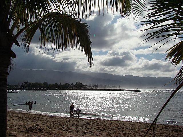 ノスタルジックなハレイワの町を抜けてすぐに出会える、オアフ島では数少ないライトブラウンの砂浜。ローカルキッズにも人気のビーチです。