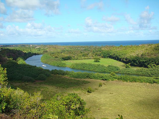 カウアイ島の東部、リフエ空港にも近いトロピカルジャングルの中にあるハワイで唯一、航行可能な川。シダの洞窟への航路としても知られます。