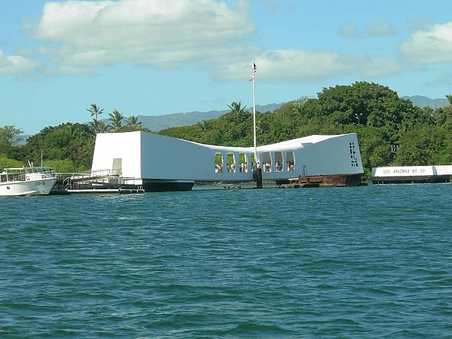 真珠湾攻撃によって沈没した戦艦アリゾナ号。悲しみの象徴ではなく、人々にそれぞれ何かを感じてほしい施設。