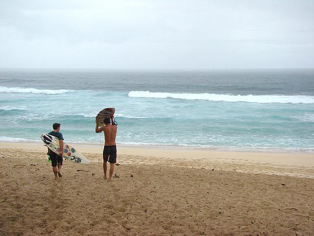 巻き上がる波が描く巨大なチューブ（波のトンネル）は迫力満点。命知らずのサーフポイントとしても知られます。