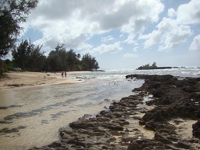 ハワイ語で「（水面が）さざ波を立てる」という意味の名前を持つノースショアの静かなビーチ。