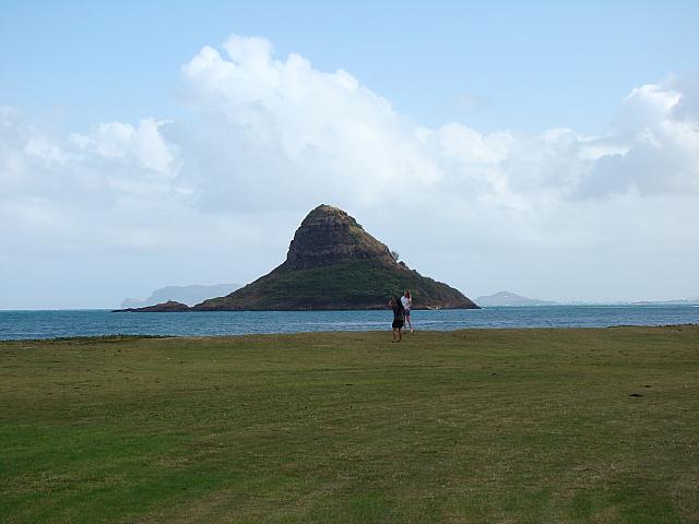 チャイナマンズ・ハットを背景にしたベストショットが撮れるから、立ち寄るツーリスト多数です。