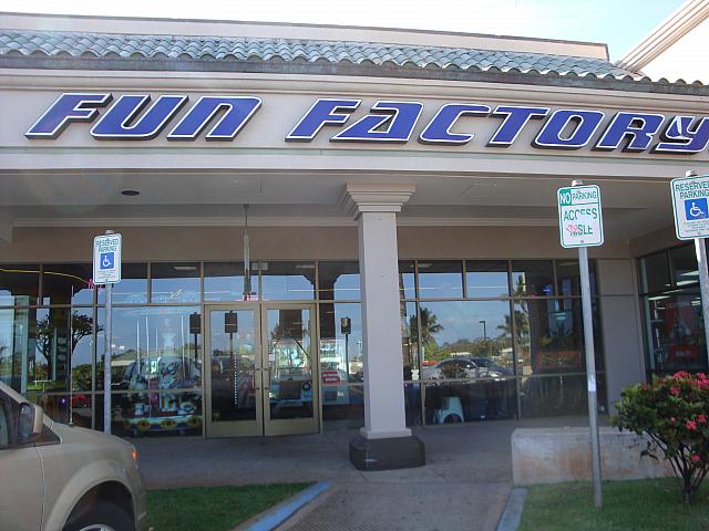 キッズが喜ぶゲームや乗り物から、大人も一緒に楽しめるゲームまでずらりと揃ったゲームセンター。