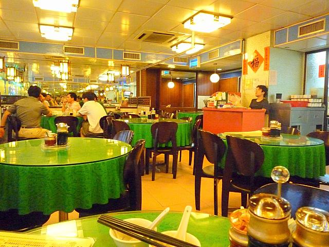 MTR湾仔駅から徒歩3分というアクセスのよさが自慢。バリエーション豊かな餃子や麺が楽しめます。もっちり皮がおいしい水餃子がオススメ。