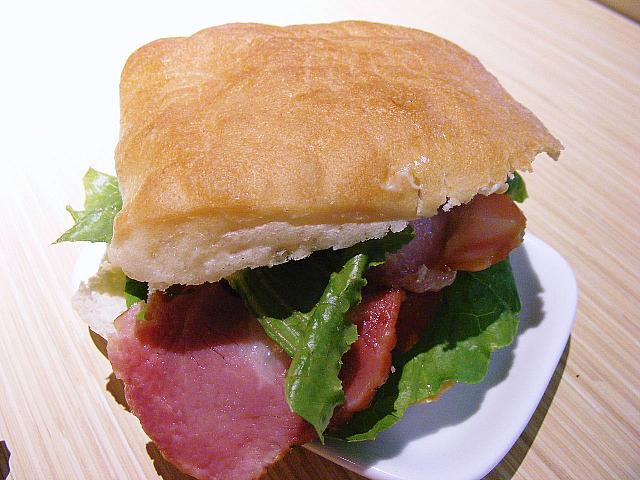 素敵なアート作品を楽しんだ後はコーヒーのおいしい喫茶店でアートについて語り合いましょう。