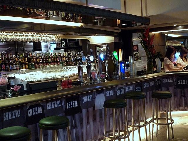 ランカイフォンのアメリカンスタイルのバーで、冷たいビールを飲み干す。香港の暑い夏を元気に乗り切る良薬です！