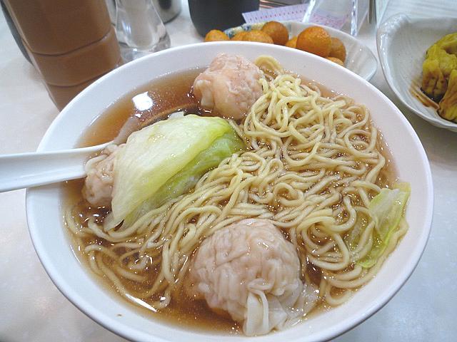 ワンタン麺にフィッシュボール、シューマイ、食べたいものを全部オーダーしても50ドルでお釣りがくる、ローカルに人気の麺屋さん。