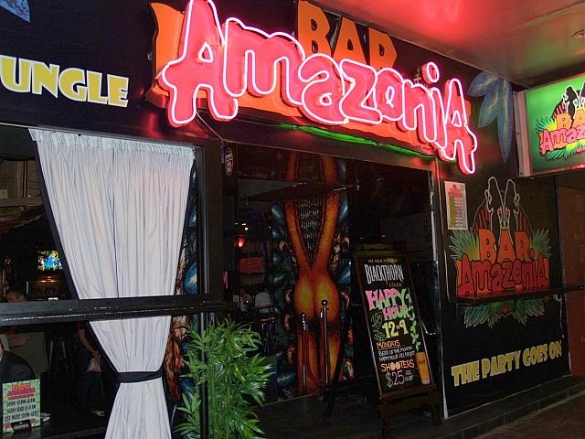 70～80年代ロックを中心に毎日ライブミュージックが楽しめるバー。夜10時ごろから早朝まで盛り上がります。