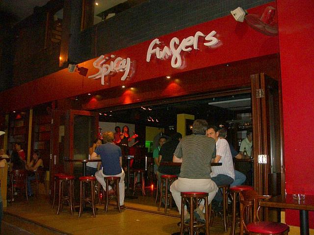 静かにライブ演奏を楽しみたい人にオススメのバー。カジュアルな雰囲気の店内だから、女性同士でお酒を楽しみたいときにぴったり。