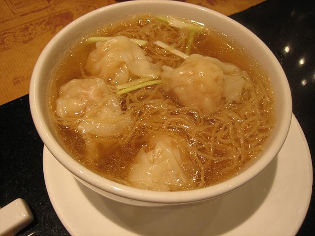 香港駅直結。Ifcモール内にある、人気の麺粥専門店。ミシュランにも輝いた「特製エビワンタン麺」は、やみつきになるおいしさ。
