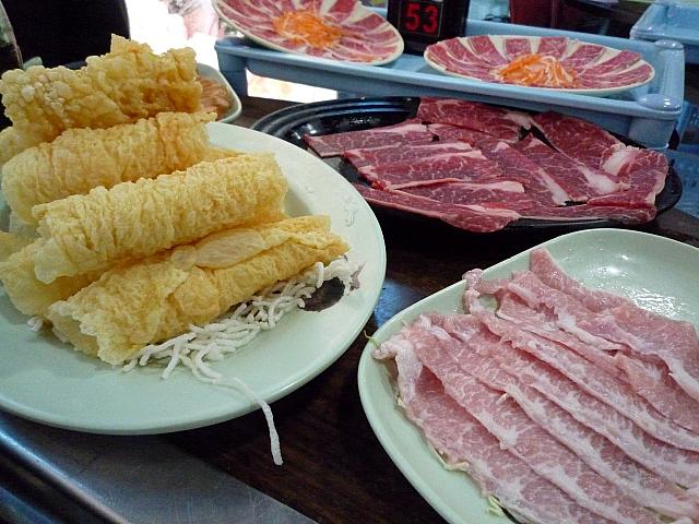 香港式お鍋「火鍋（打邊爐）」の有名チェーン店。ユニークなスープ（湯底）の種類や日本式とは異なる具の数々。隠れた香港の定番メニューです。
