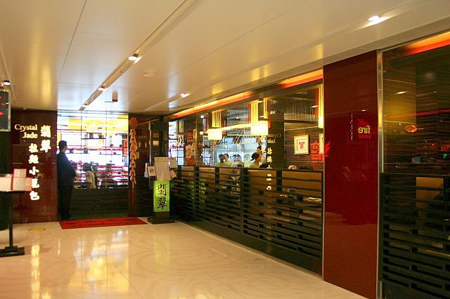 行列ができる、人気のラーメン＆小籠包のお店。小皿料理や点心も充実していて、グループやファミリーでのお食事にぴったりです。