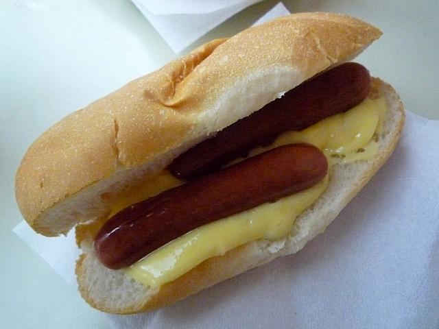 甘味のある自家製マヨネーズを使ったアツアツのホットドッグが有名。セントラルのオフィス街にある昔ながらの茶餐廳です。