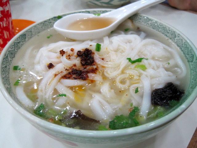 会社帰りに立ち寄る香港人で店内はいつも満席。おいしい米線（ライスヌードル）が食べたくなったらこの店へ。