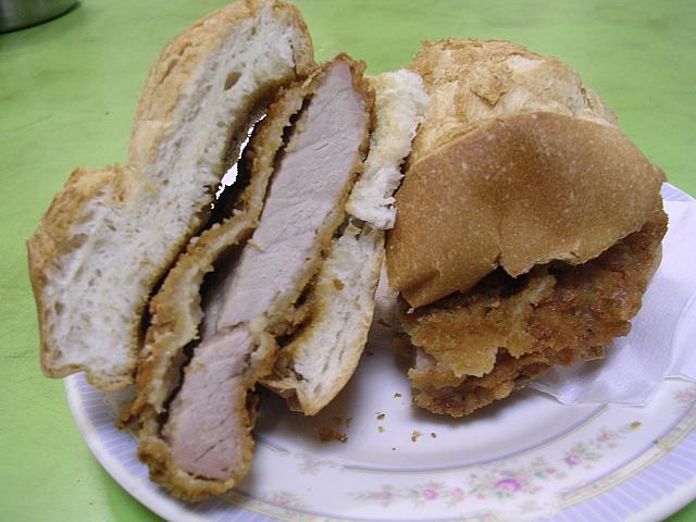 肉厚ポークがどどーん！でも意外とペロリと食べられちゃう。マカオ名物・ポークチョップバーガーは、忙しい旅行者の強い味方です！