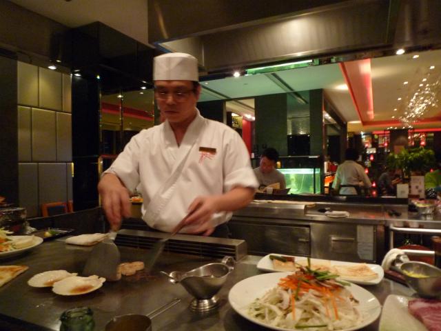 MTR沙田駅に隣接するロイヤルパーク・ホテル内にある日本料理レストラン。鉄板焼きカウンターではシェフの華麗な手さばきを見ることができます。