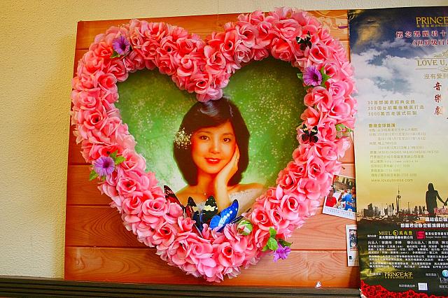 テレサ・テンの写真やグッズに囲まれながら、往年のヒット曲のビデオも楽しめる！テレサ・テンのファン必見のコーヒーショップです。