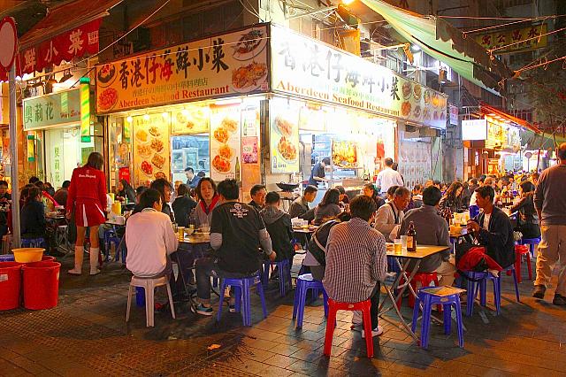 これぞ香港！？人の行き交う賑やかな通りに、テーブルを並べてシーフード料理を満喫。この雰囲気に、食欲もそそられます。