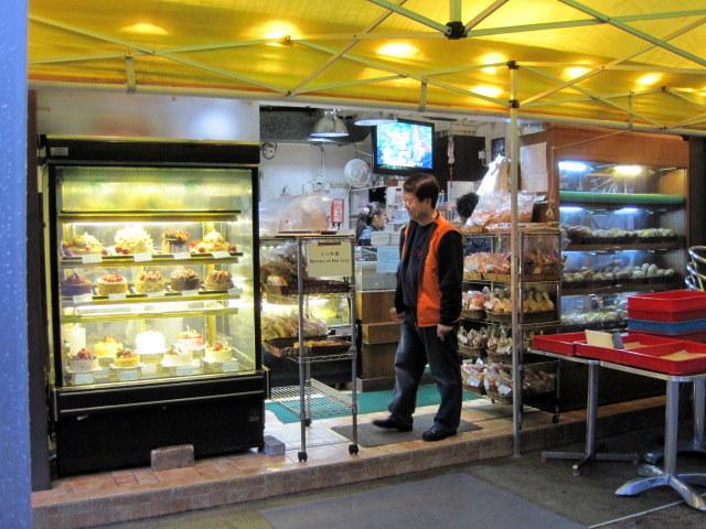 行列ができるほど人気のパイナップルパンがお薦めのパン屋さん。西貢に住む人たちに人気です。