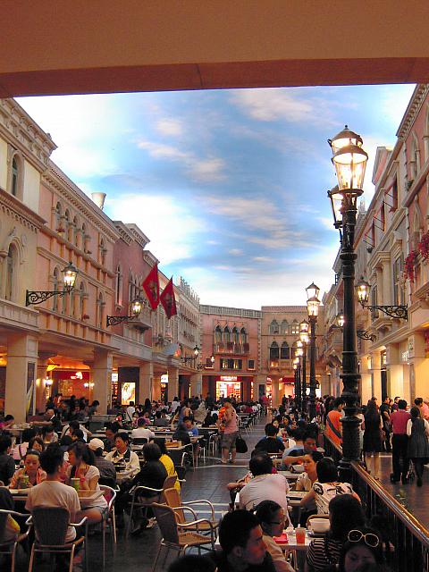 ザ・ヴェネチアン・マカオ・リゾートホテルのショッピングモール内にあるフードコート。お買い物も疲れたときの一休みや、リーズナブルに食事を済ませたい人におススメ!