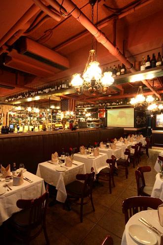 香港で堪能できる、本格的アメリカンスタイルのバー。食事より、お酒をエンジョイしたい方にお勧めのお店。