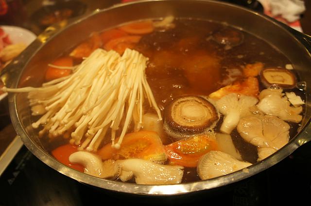 早朝まで営業を行なっているローカルに人気の火鍋専門店。「任食（食べ放題）」なので、いくら食べても大丈夫。値段の割には味もなかなかです。