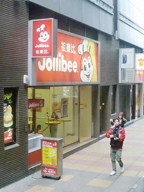 フィリピンで大人気のハンバーガー店、ジョリビー。日本ではなかなか食べる機会のフィリピンスタイルのバーガーを紹介します