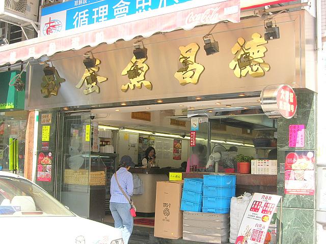 ランチタイムには行列ができる、人気の麺屋さん。ウィークエンドにも、わざわざここへ食べにくるお客さんでいっぱい。