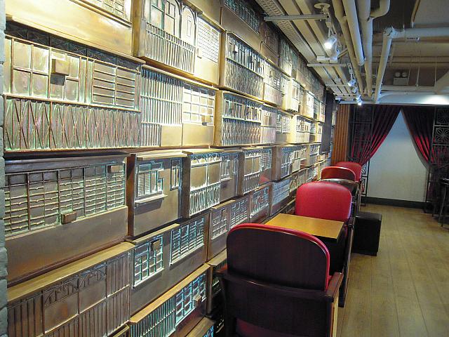 オールディーズの香港が蘇る！昔懐かしい映画館や、壁に貼られたポスターや看板等、コーヒーを楽しむより写真撮影に忙しいショップです。