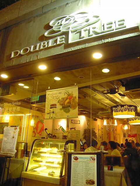 ステーキやパスタのセットから、茶餐廳の定番メニューもあるインターナショナルなレストラン。本格的なデザートも評判！