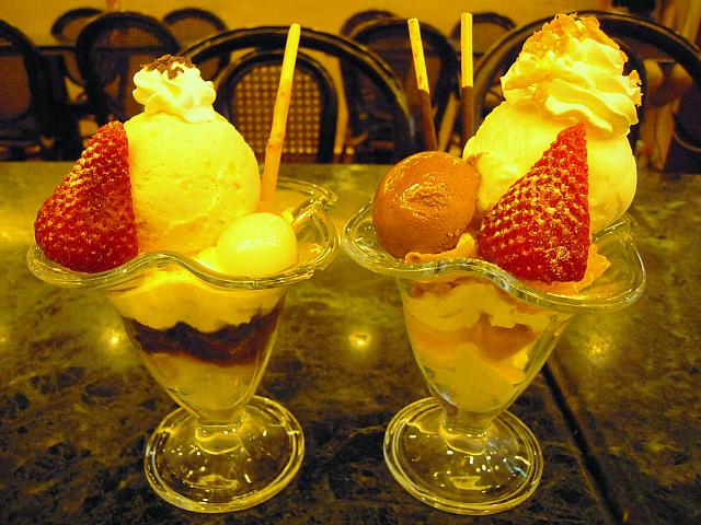 香港では珍しい日本式パフェ専門店！季節を問わず、いろいろなパフェやケーキが楽しめる、夜遅くまで人気のデザート屋さんです。