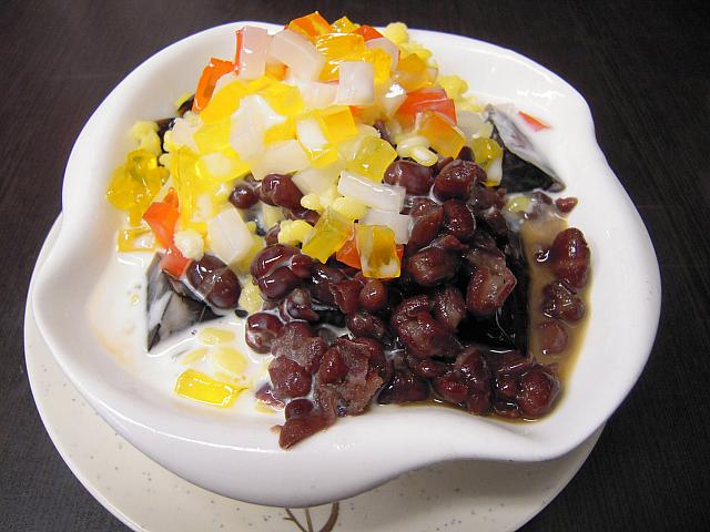 小さい店内には、伝統的な香港スイーツの味を守ったメニューがいっぱい。ボリュームもあって絶対満足間違いなし！