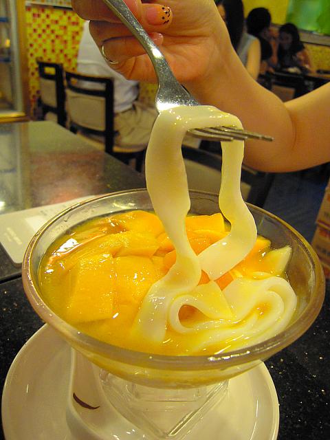 夕食後の夜食タイムは、行列必須！夜遅くまでにぎわう香港スイーツのフュージョンショップ。ユニークなメニューはどれも人気！