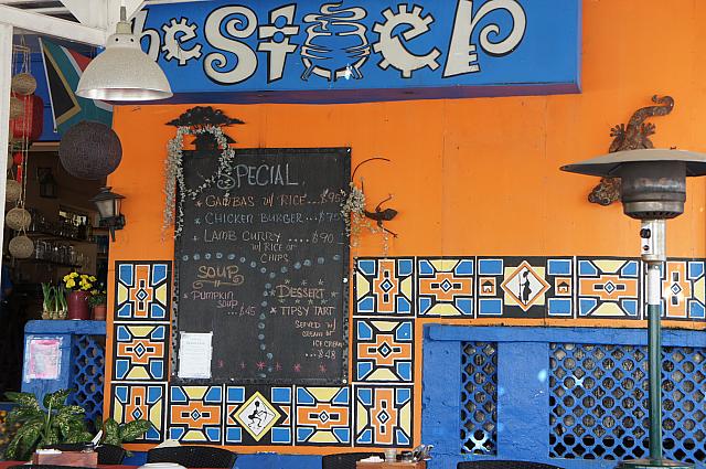 海風に吹かれながら、南アフリカンスタイルのバーベキュー料理を楽しむことがでる、西洋人に人気のビーチサイドレストラン。海岸線に沈む夕日も美しい。