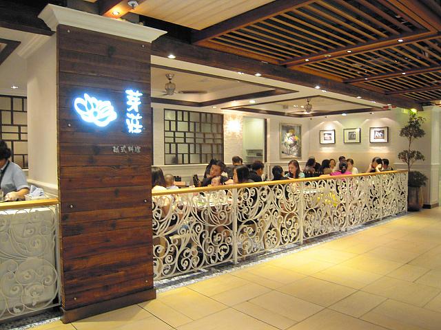 香港内に5店舗の支店を持つ、ベトナム料理レストラン。ニャチャン・ビーチにぴったりな小粋なレストランで、シーフードメニューが好評。