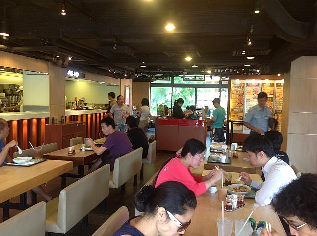 広々、安心、綺麗な店内で気軽に楽しむ香港定番の麺やお粥はいかが？朝食はもちろん、気軽なお昼メニューにもGOOD!
