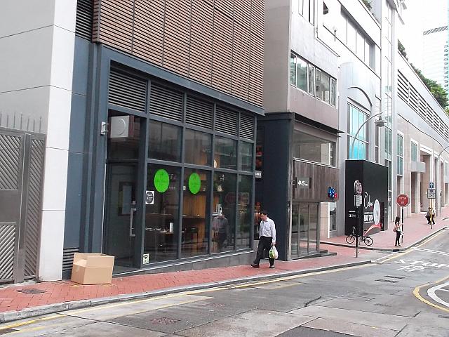 ２０１０年スターストリートに１号店のデリをオープン。持ち帰れるカジュアルなフレンチをコンセプトに、香港で最も、身近なフレンチとして君臨中です。